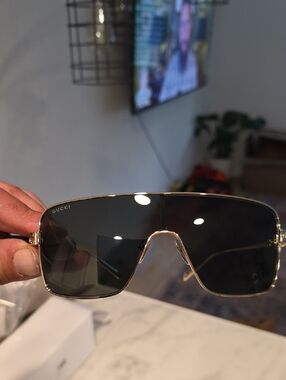 Gucci Womans Block Bending Gold Frame 9mm Shield Sunglasses GG1936S